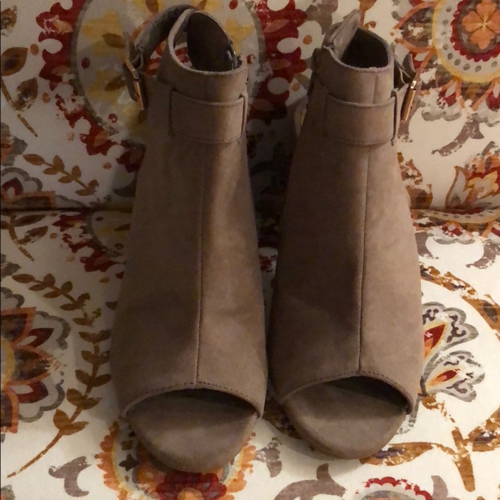 Shoes - Picture 4 of 5